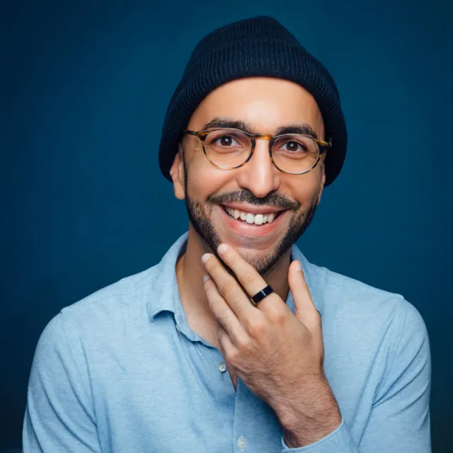 Onur Karapinar, sourire, sur fond bleu